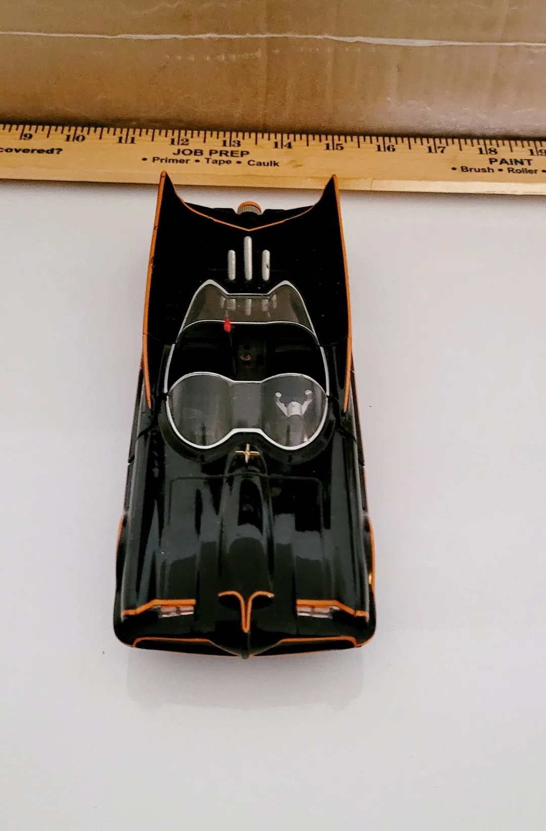 /img/50696-batmobile-diecast-display.webp