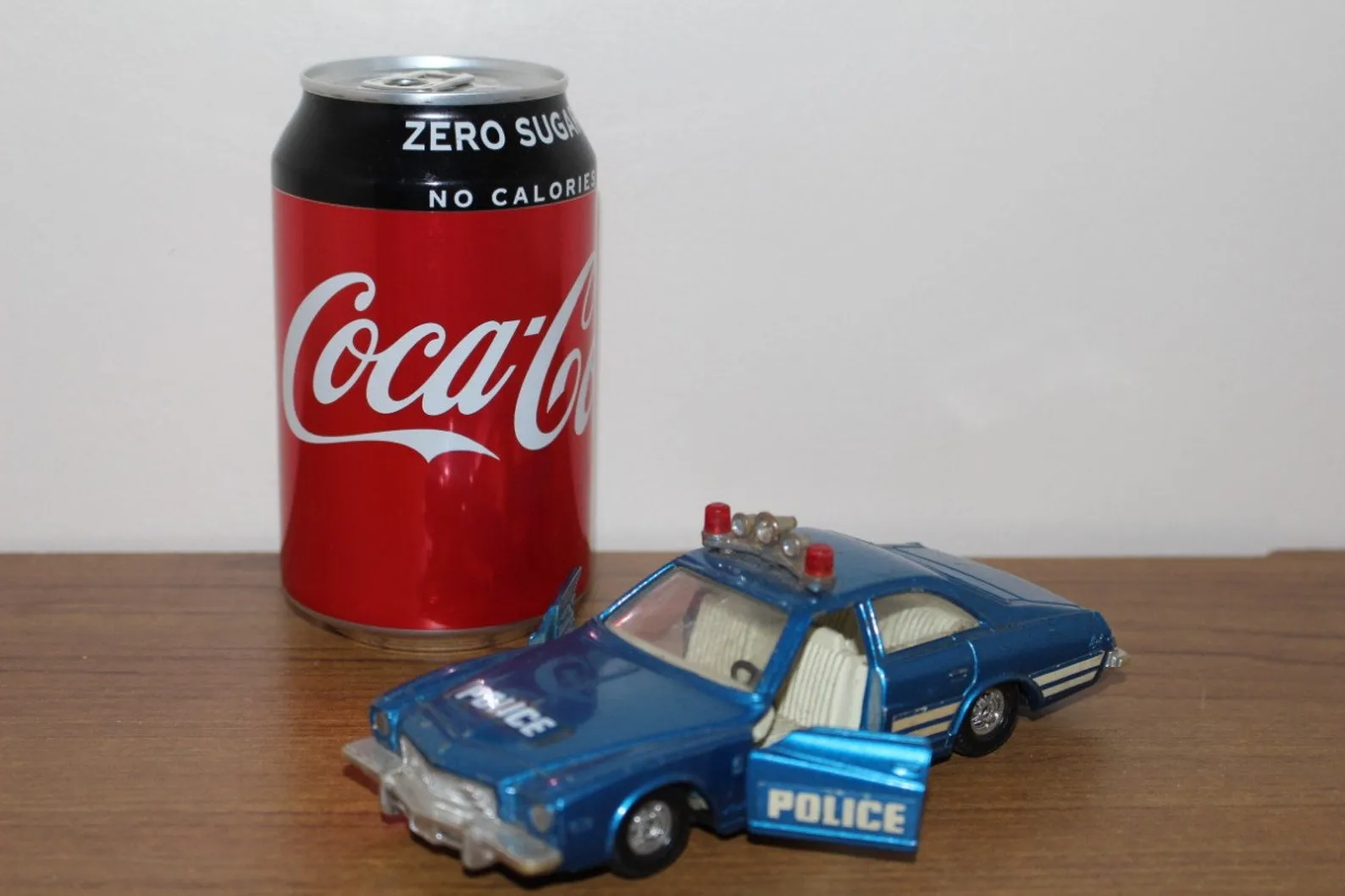 /img/50712-corgi-police-car-display.webp
