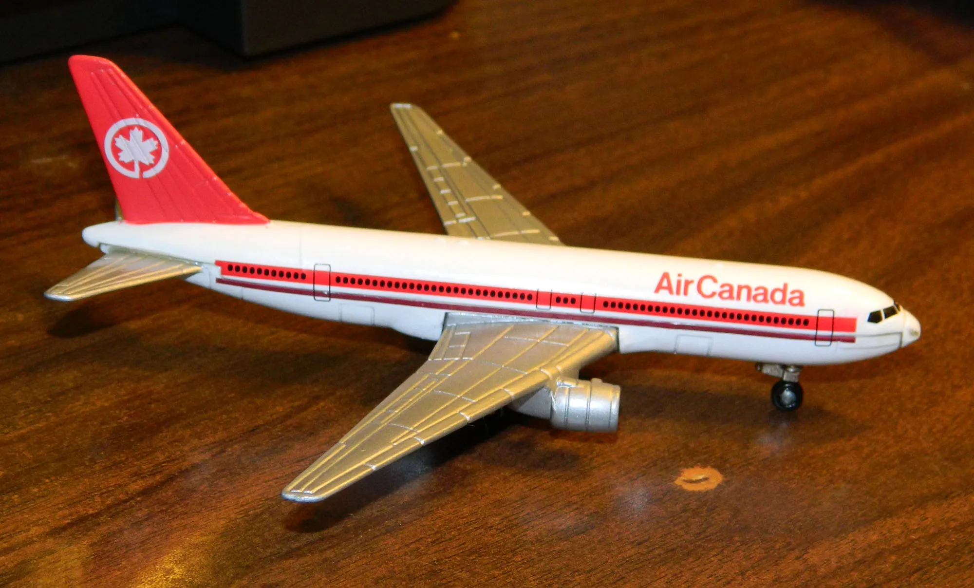 /img/50823-airplane-model-details.webp