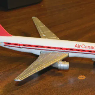 /img/50823-airplane-model-details.webp