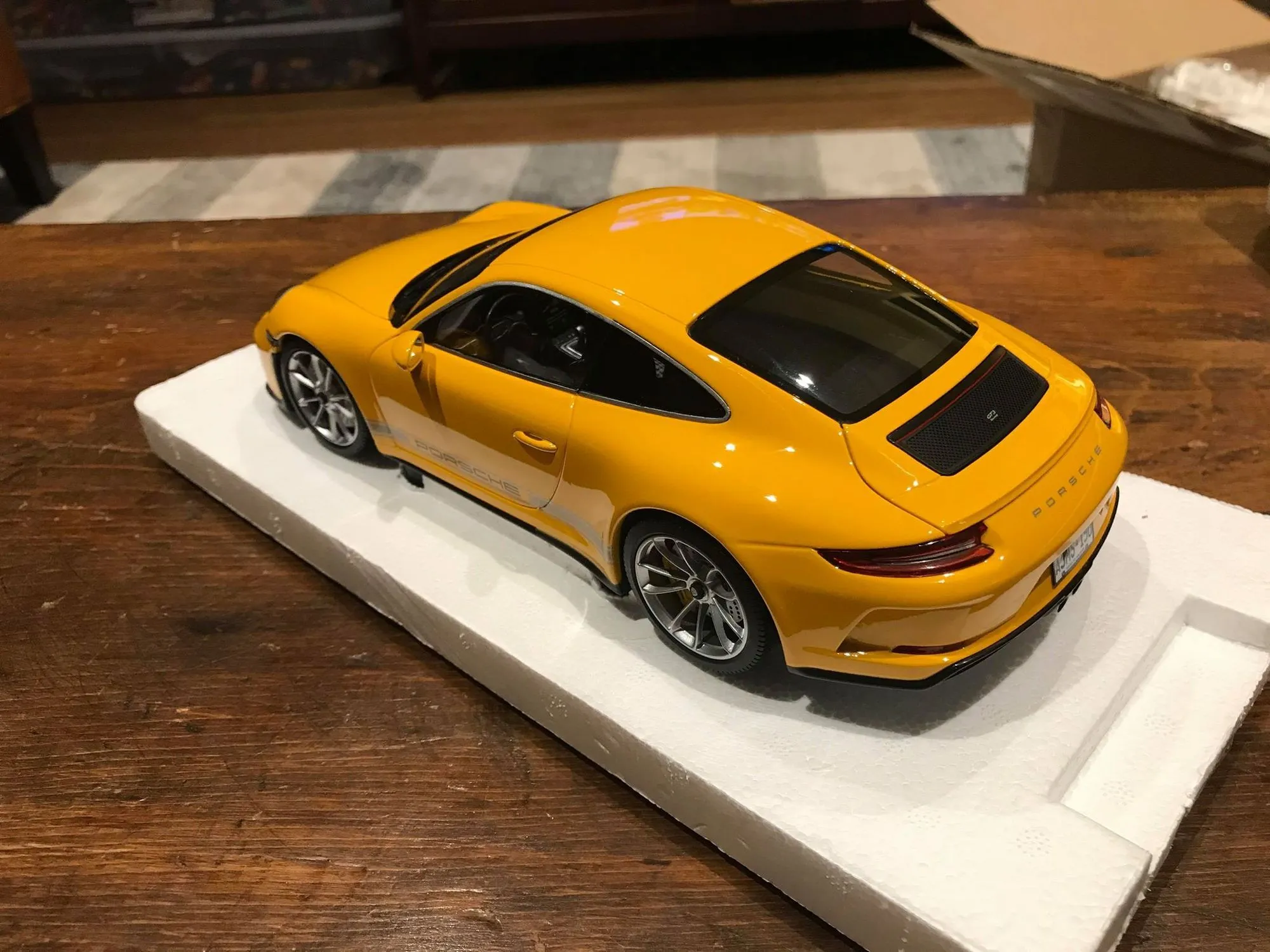 /img/50890-diecast-porsche-display.webp