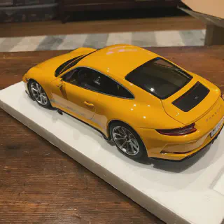 /img/50890-diecast-porsche-display.webp