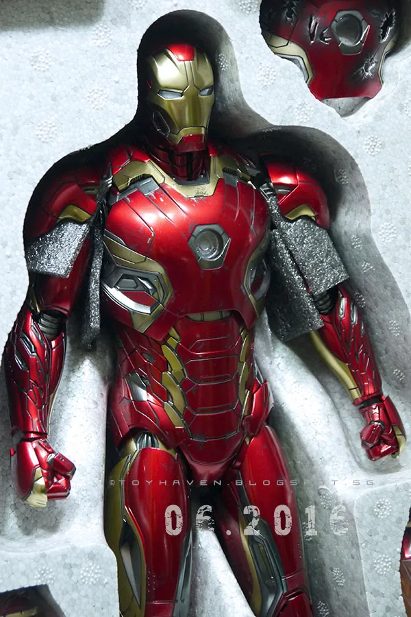 /img/50908-hot-toys-iron-man-collection.webp