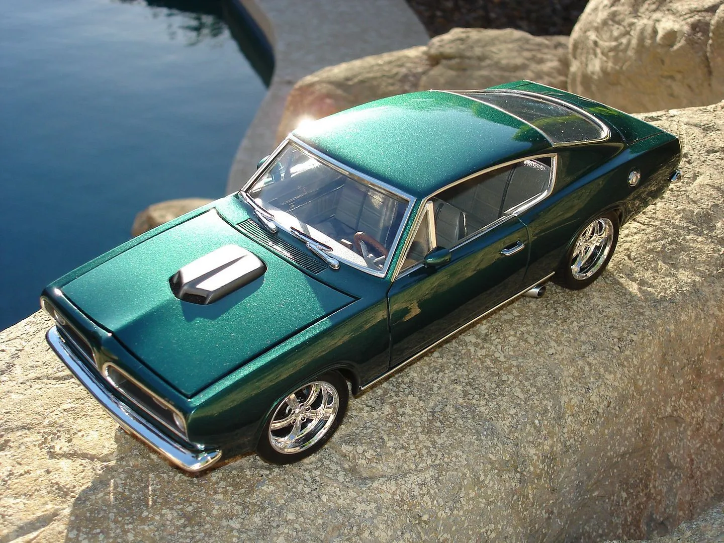 /img/50983-diecast-model-display.webp