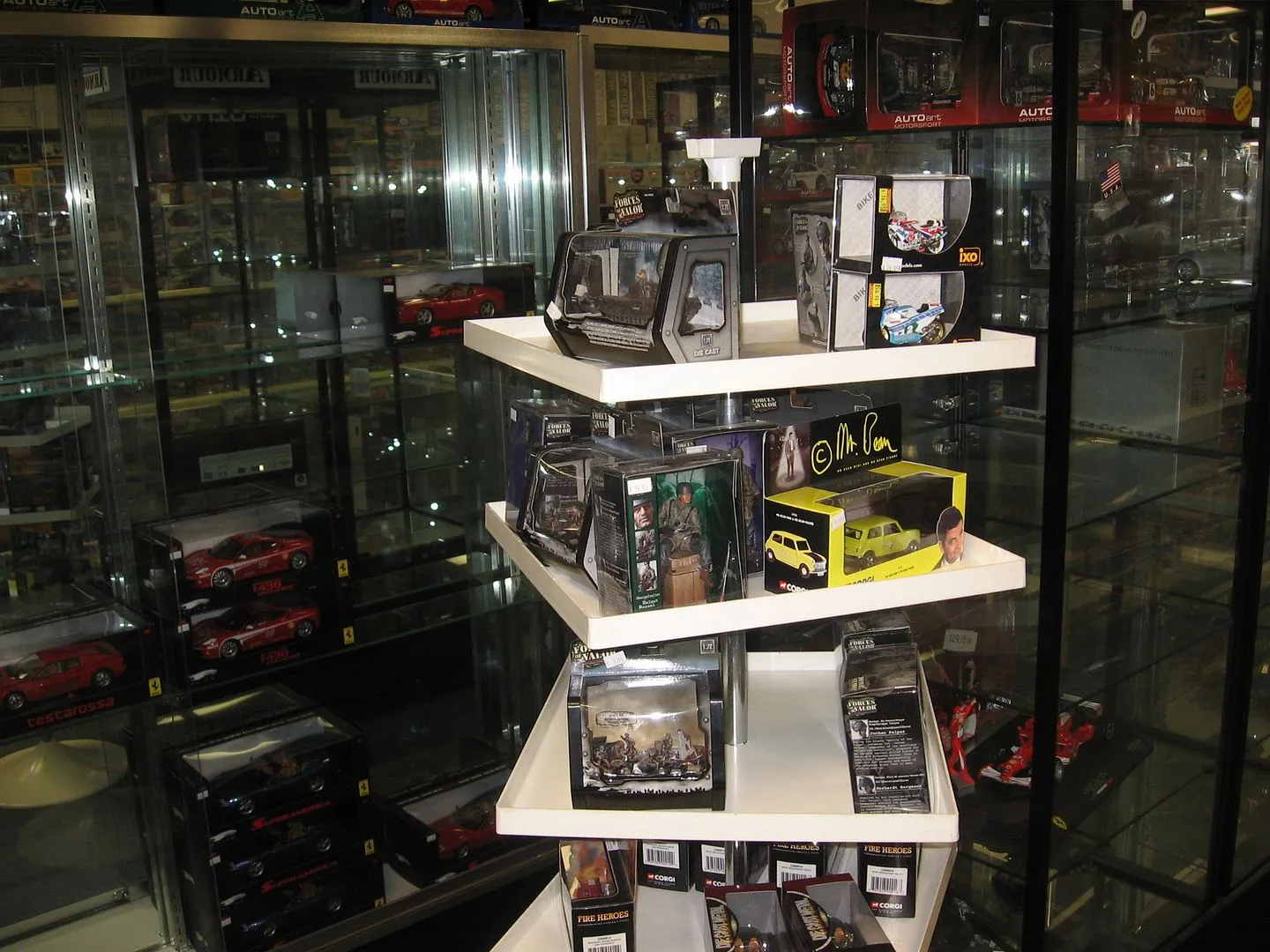 /img/51047-diecast-car-shop-display.webp