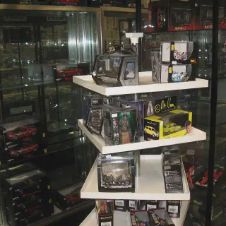 /img/51047-diecast-car-shop-display.webp